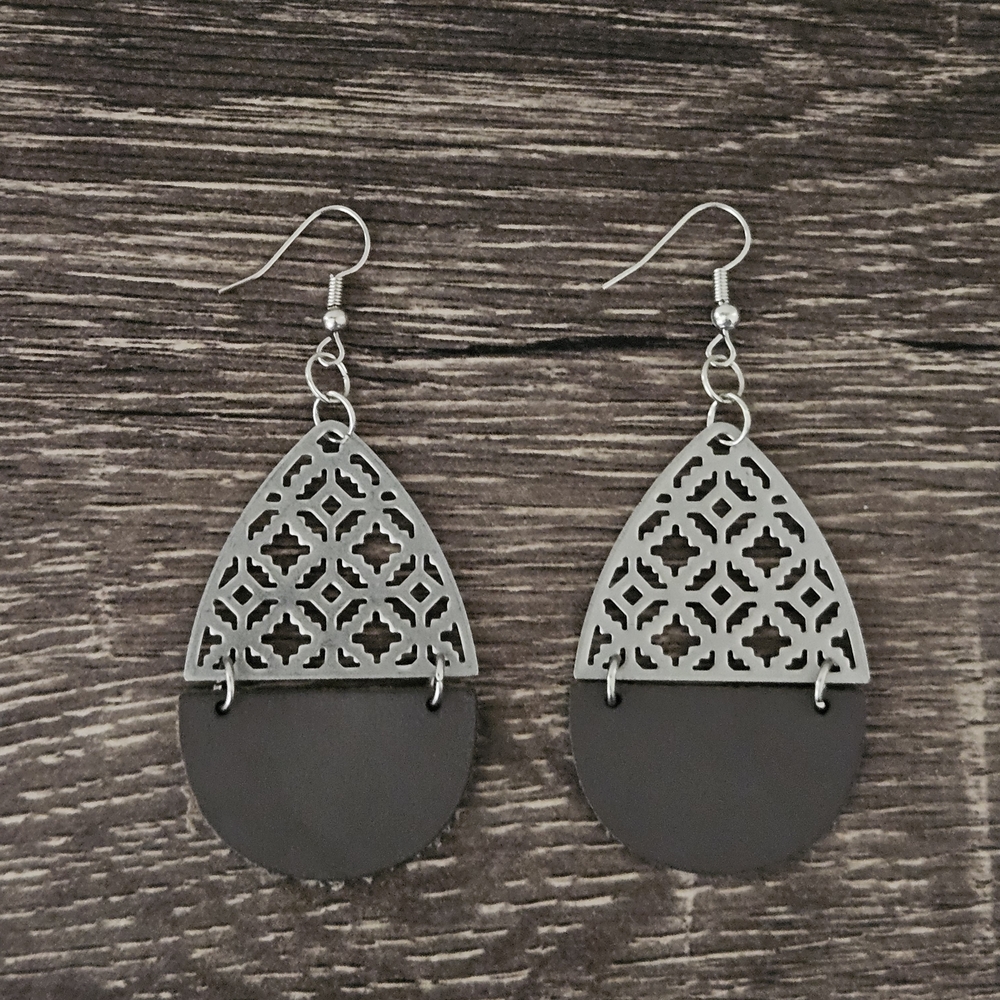 Pigness & Company Chic Silver and Black Filigree Earrings
